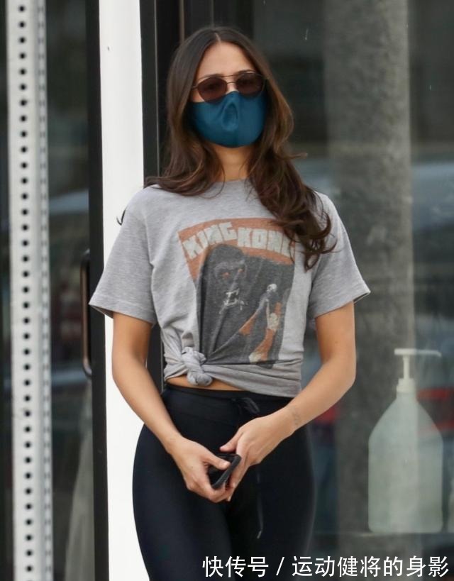 墨西哥|艾莎·冈萨雷斯穿灰色T恤搭黑色无痕裤,长发披肩,太有健美风情