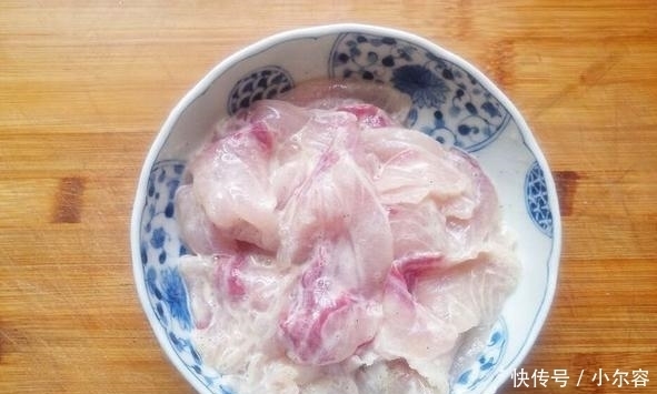 尖辣椒|酸菜鱼极简版做法,去掉鱼皮才不腥,腌15分钟更滑嫩