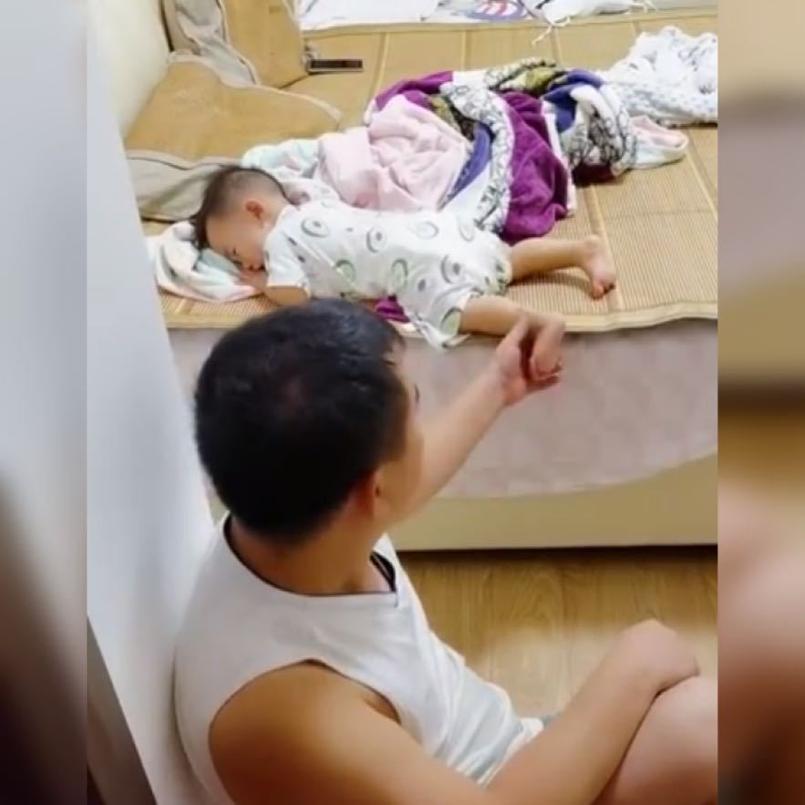 坑娃|亲爸教娃下床,没想到娃的反应亮了,网友这个糟老头子坏得很