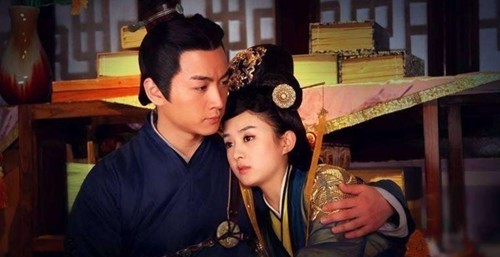 富家小姐拒嫁贵族,却嫁给守城士兵,众人笑她傻,没想到她却成了皇太后