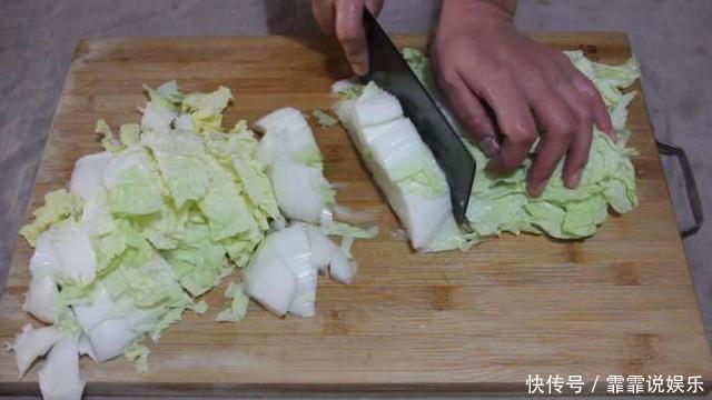 白菜别只会炒着吃,教你一个新吃法,好吃得停不下嘴