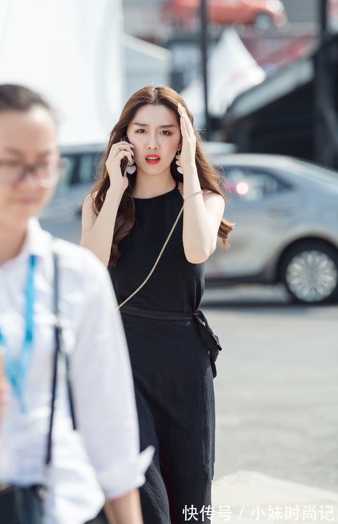 女人味|重庆街拍，独特的设计，流露出优雅的姿态，展现性感女人味！