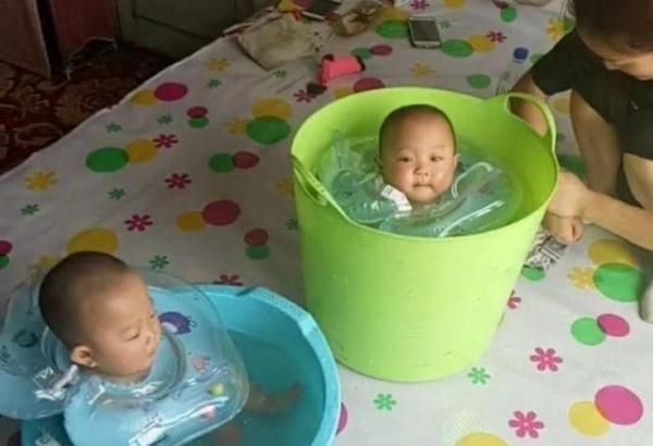 孙子|爷爷给双胞胎孙子洗澡,宝妈回家看见宝宝的样子,直接笑喷了