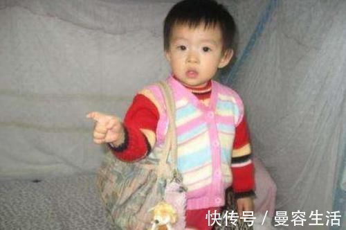 宝宝|太可爱啦, 2岁宝宝帮妈妈提袋子, 哪怕再困也不能放开手里的重任