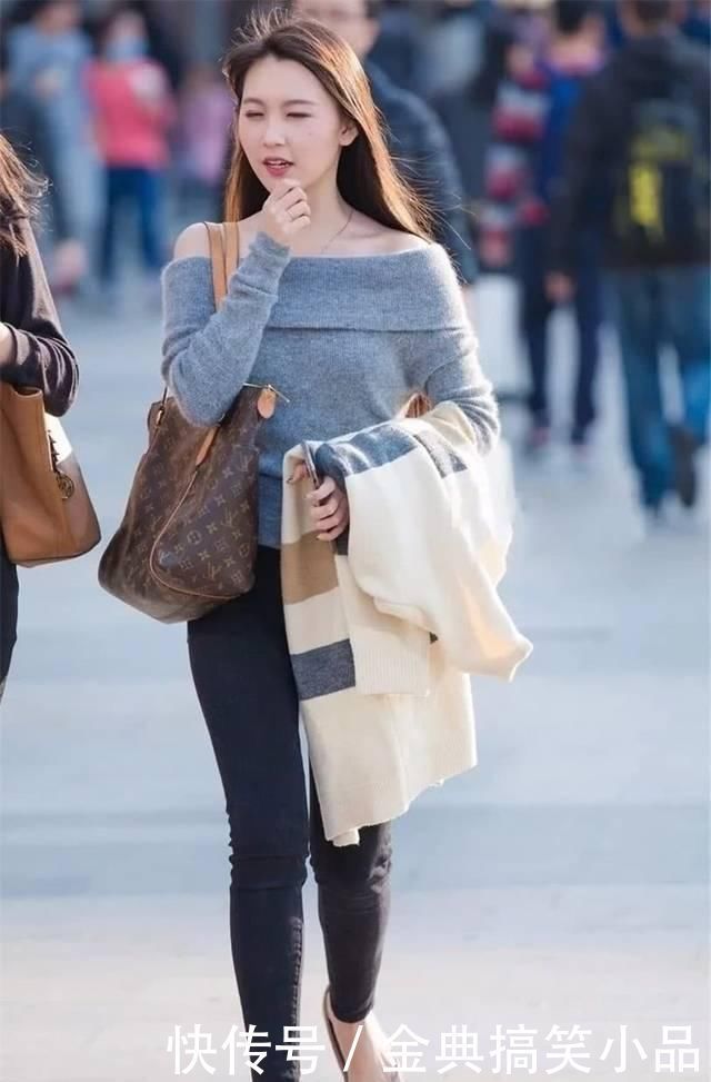 街拍|街拍美女:穿时尚露肩针织衫搭配黑色紧身牛仔裤小姐姐,知性优雅