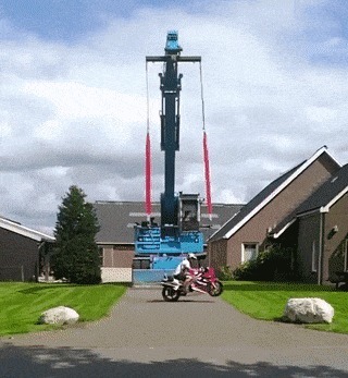 |搞笑GIF:见过荡秋千的,没见过骑摩托车荡秋千的