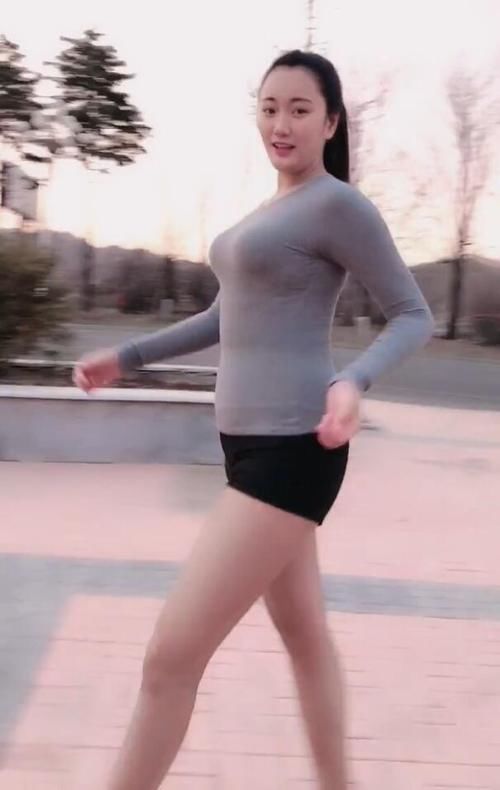 T恤|高挑的美女,穿上紧身T恤出街,演绎“微胖女神”魅力