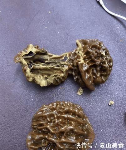 “爸爸买的俩核桃,放柜子里坏了都不吃”我偷拿出来砸开,都苦了哈哈哈哈
