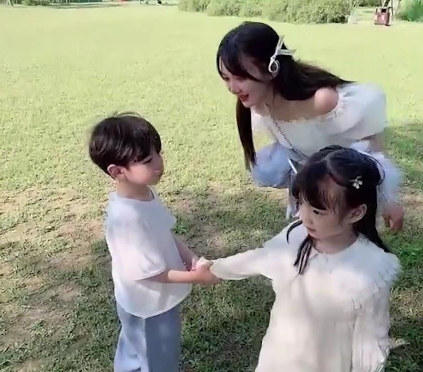 俩人|女儿带回来一个小男孩，俩人一起喊妈妈，男孩亲妈醋坛子翻了