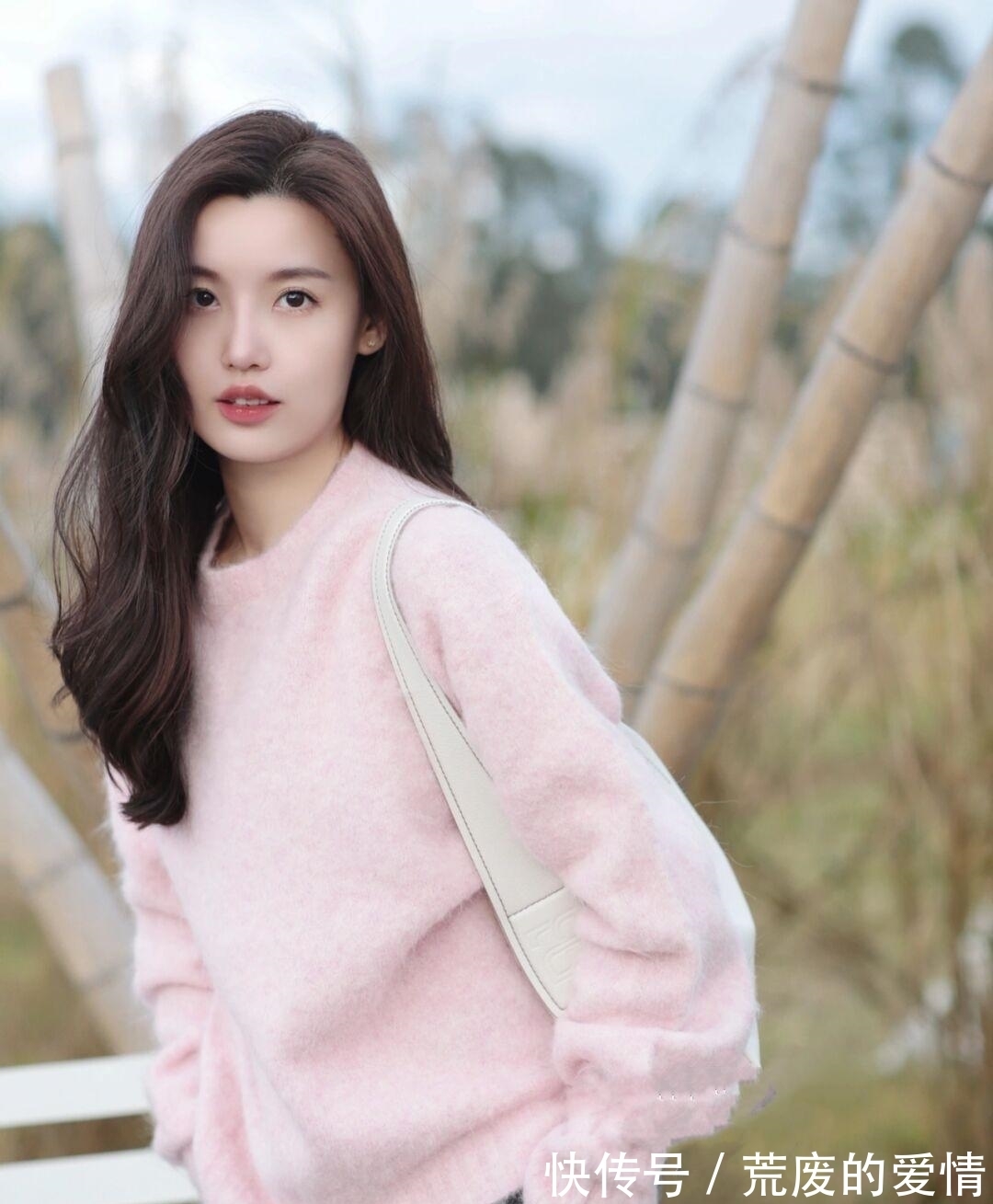 姐妹 冬天就适合穿“粉色毛衣”,保暖温柔又有格调,清新减龄又显气质