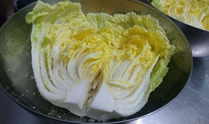 做辣白菜，只抹辣椒面可不行！教你正宗做法，又辣又脆爽，真好吃