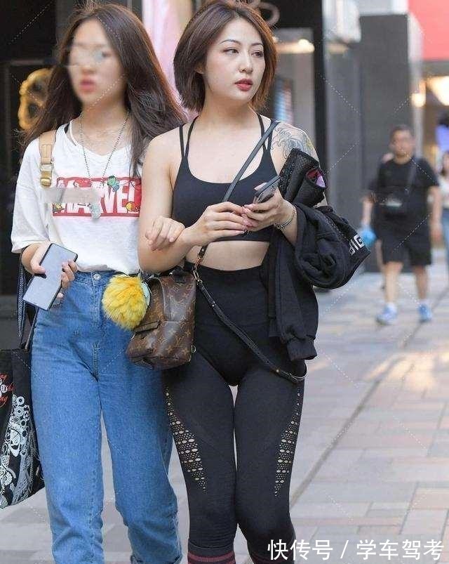 高腰裤 蓝色打底裤搭配时尚粉色上衣,衣品爆棚,身材比例上的不协调!