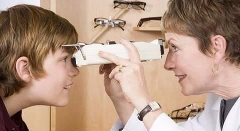 近视|家长不妨看看,这四件事会让孩子视力下降,可能你每天都在做