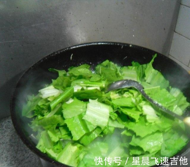 美食天下|金针菇炒油麦菜，简单快手，清香味美！