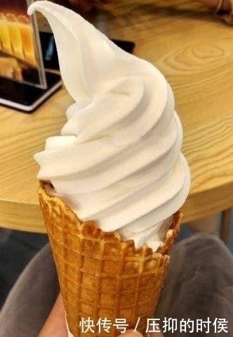 把雪糕扔进油锅里半分钟，我尝了一口，忍不住又做了一盘！