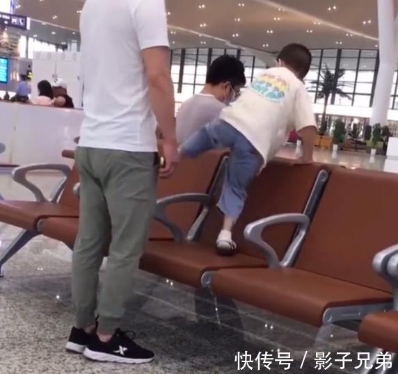 行为习惯|网友:从孩子行为看家长修养,男孩车站连踩几排座椅,家长一旁看