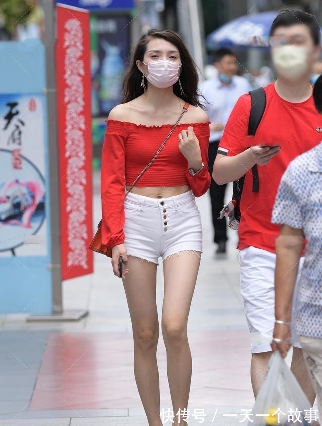 大红色 正红色上衣搭配雪白跨装,青春时尚,简单日常的情侣穿搭!