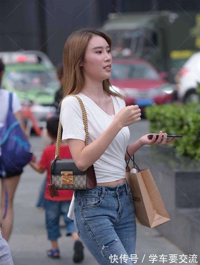 毛边 短款上衣搭配蓝色喇叭裤,清爽简约,优雅大气,时尚干练!