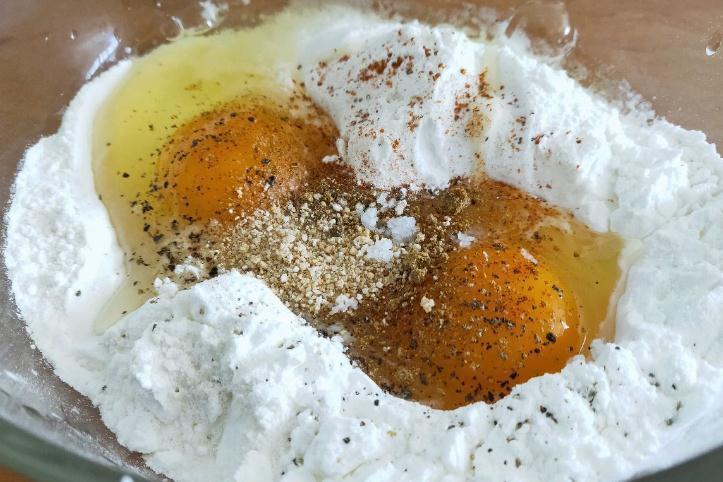 炸酥肉时，掌握好“调面糊”方法，出锅后又酥又香，比买的实惠