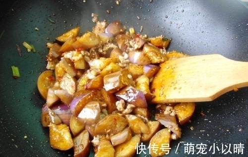 大厨|炒茄子,先放油是大错特错!饭店大厨:用这方法,茄子不腻不发黑