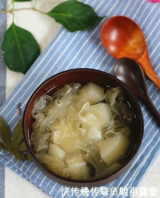 银耳|俗话说:女人要美,注意补水,三样食材一起炖,嫩肤抗衰老