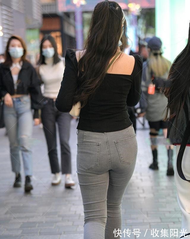 小姐姐 黑色方领上衣搭配灰色打底裤，多变风格，少女感呼之欲出！