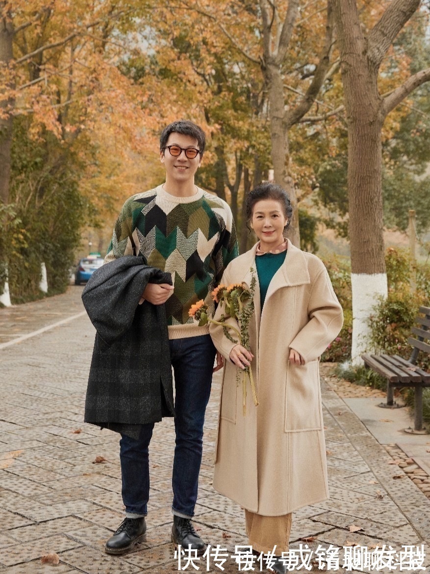 优雅 这位60岁奶奶的穿搭真讲究,优雅知性时髦有魅力,气质不输年轻人