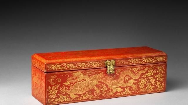 明永乐年间的古董经匣,红漆底戗金龙纹,属于皇室一级宝贝