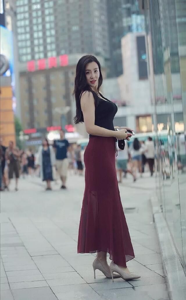 韵味|街拍时尚：女生穿搭高跟鞋，走路都变得韵味十足