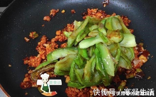 炒茄子时，直接下锅就错了，大厨教您一招，茄子香软，不油不发黑！