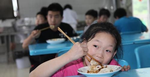 经常边吃饭边说话？3个饮食习惯早点改，别等胃病来了才后悔