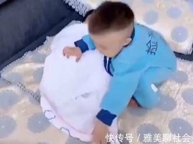 哥俩|弟弟看到哥哥睡着了，随后一个举动暖化人心，网友：所谓的哥俩好