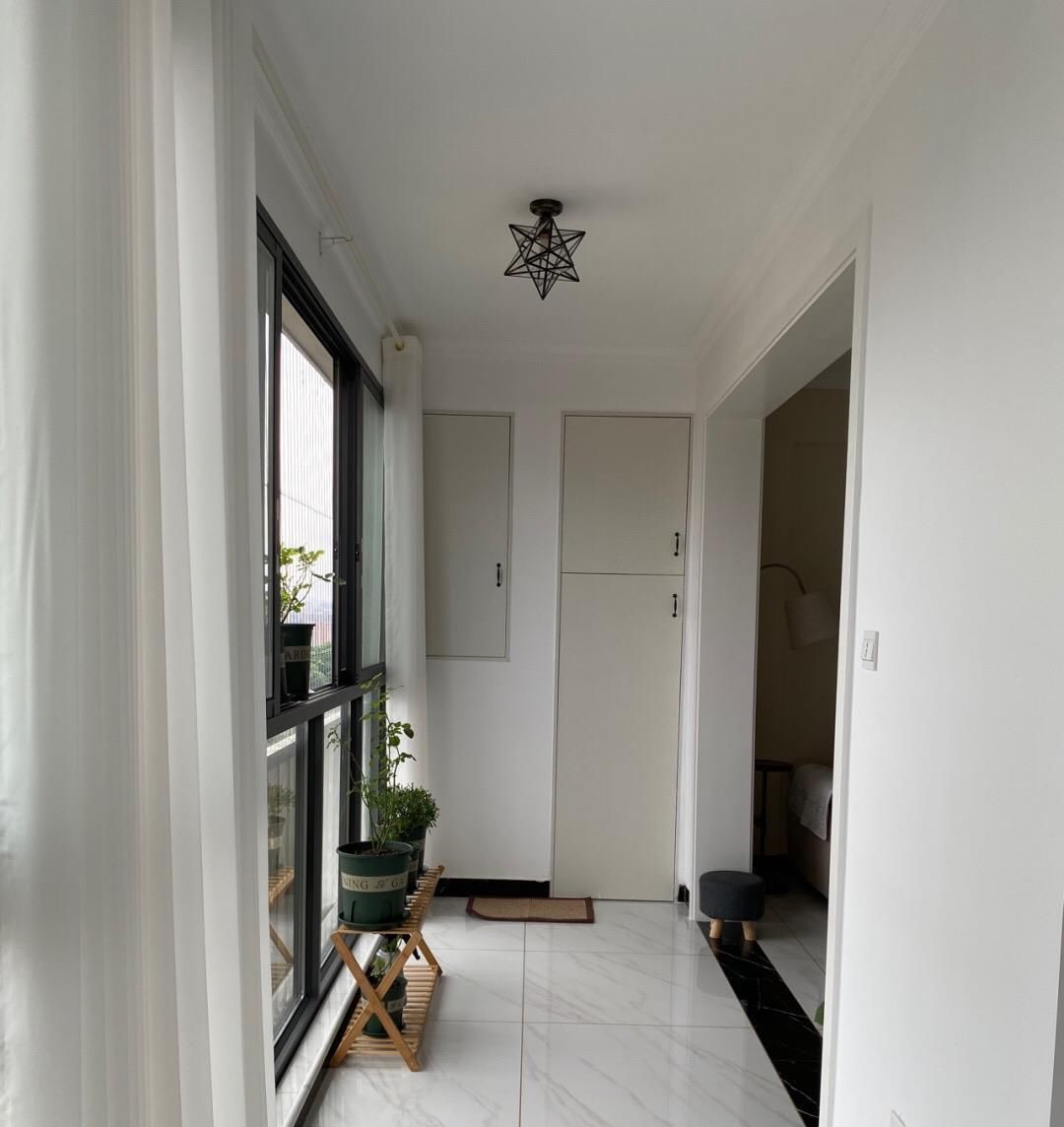 人家里|越來越多人不做吊頂,不做電視墻,看看她家裝修,簡約又漂亮