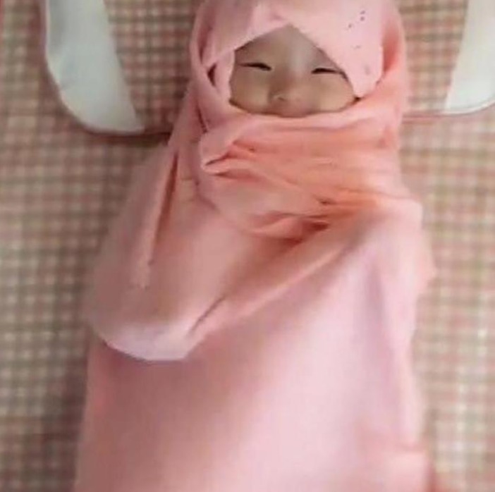 午觉|妹妹睡午觉把被子踢了,哥哥怕妹妹冷裹成“粽子”,网友:萌化了