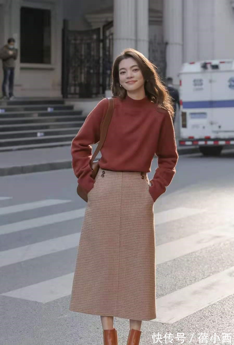 秋天|建议30+女性多穿“毛呢半身裙”,掌握3个搭配要点,时尚又显气质