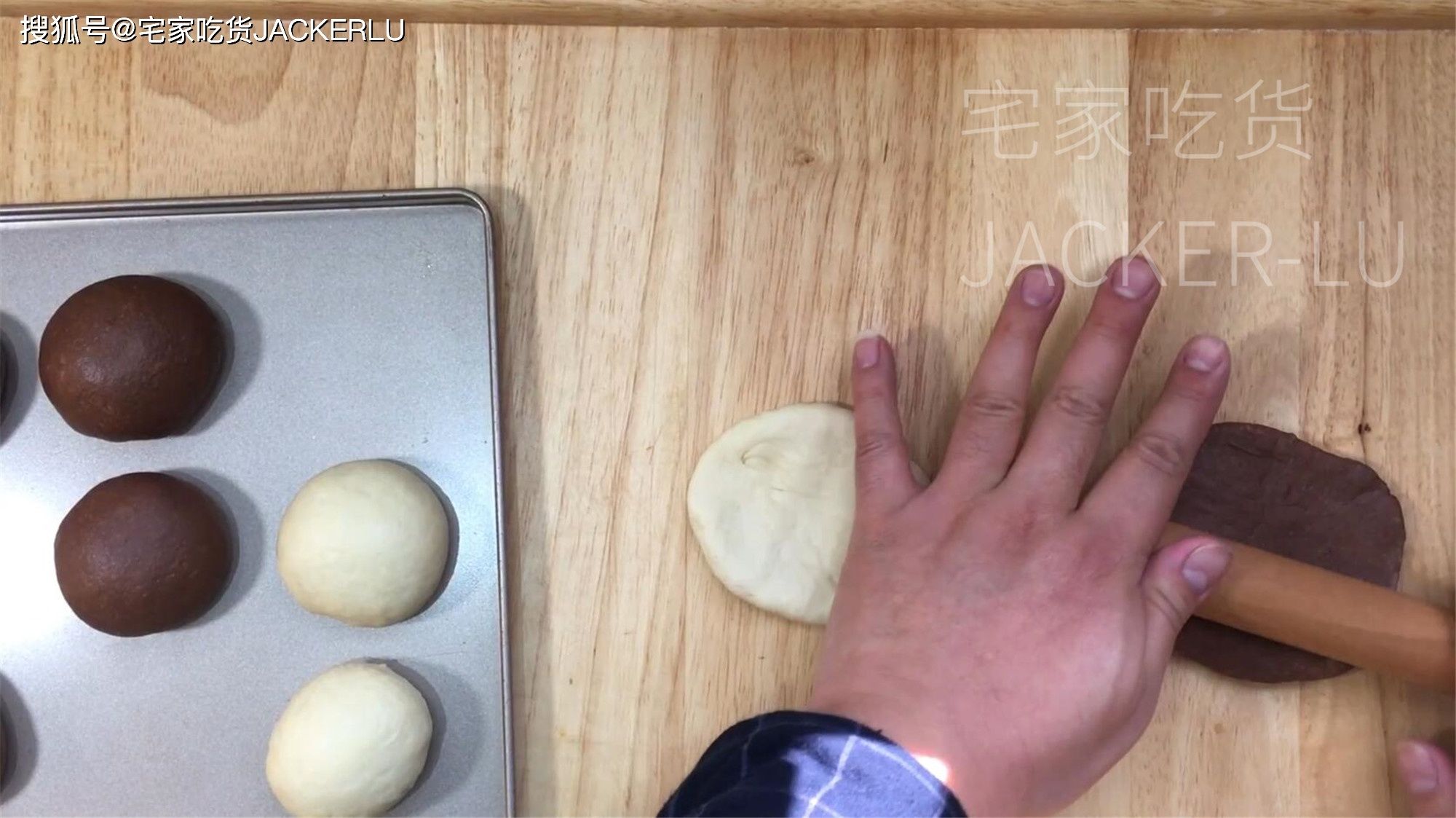 双色吐司面包,牛奶与可可携手共舞,双重味觉享受。