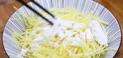 大厨教你土豆最好吃的做法，简单一做，比肉都香，上桌就光盘