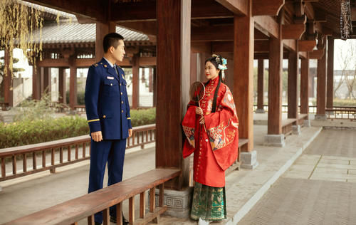 当“军装蓝”遇上“汉服红”，好一个铁汉柔情，太让人羡慕了