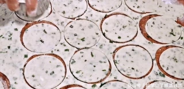 春天,少吃馒头包子多吃它,简单一炸,个个空心,暄软又劲道