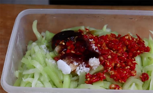 莴笋不要再炒着吃，教你个特色新吃法，清脆爽口，越吃越过瘾