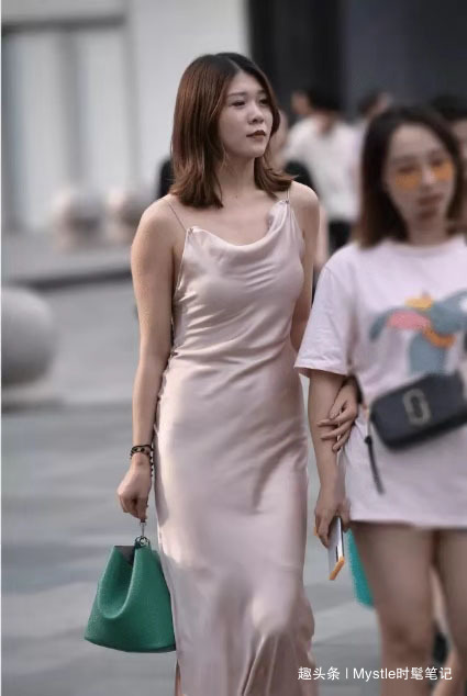 穿搭 连衣裙怎么穿出高级感简单的吊带连衣裙穿出优雅姿态,个性十足
