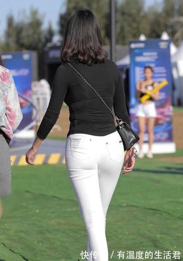 紧身 一件白色破洞紧身牛仔裤,就可以把她的那种韵味演绎得淋漓尽致!