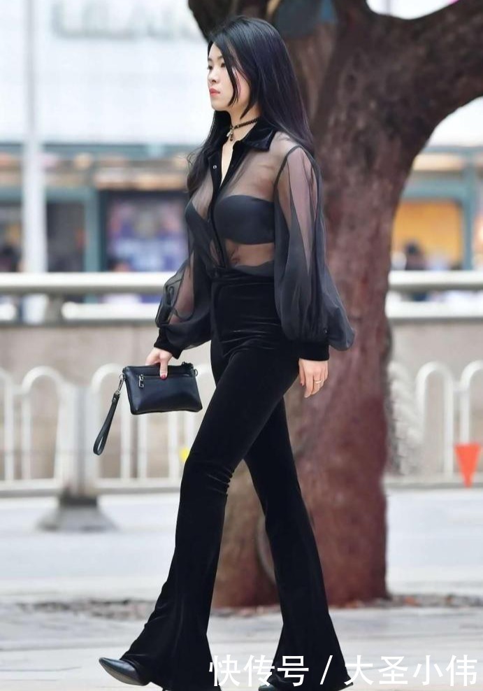 长裤|美女街拍“半透薄纱”女郎,穿“丝绒长裤”尽显火辣妩媚