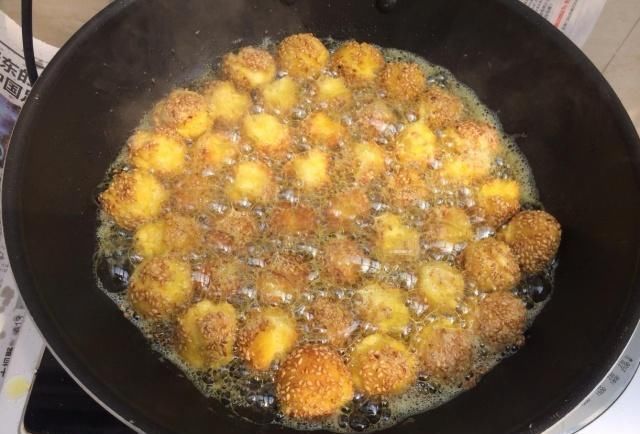 做法|教你用面粉做孩子爱吃的小零食,个个开口,焦香酥脆,做法很简单