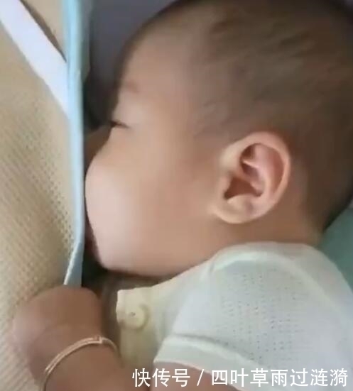 宝宝|宝妈看见小宝宝在偷吃东西,觉得非常好奇,掀开被子哈哈大笑