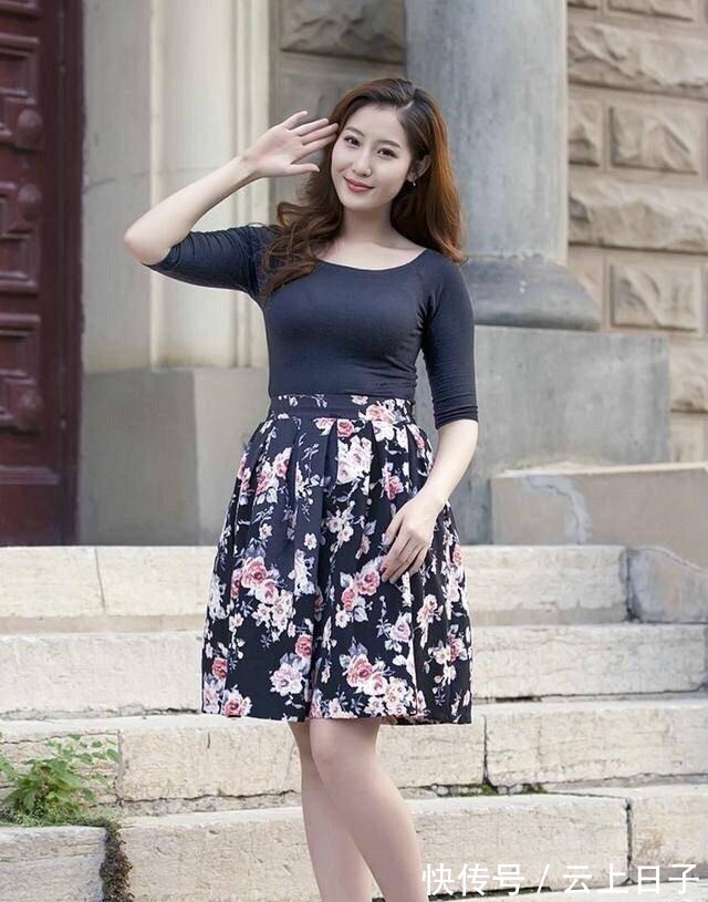 半袖衬衫 黑色半袖衬衫搭印花裙,都属于比较稳重的风格,微胖女孩可以驾驭!