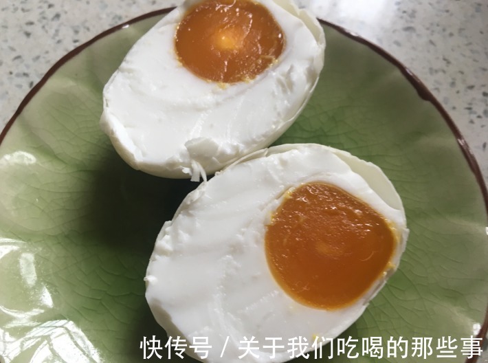 冒油|腌咸蛋时，牢记2料3技巧，无论鸡蛋鸭蛋，个个冒油起沙，软嫩咸香