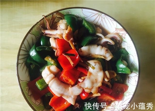 大热天请闺蜜来家里吃饭,我特意下厨招待,上桌后老公脸都黑了!