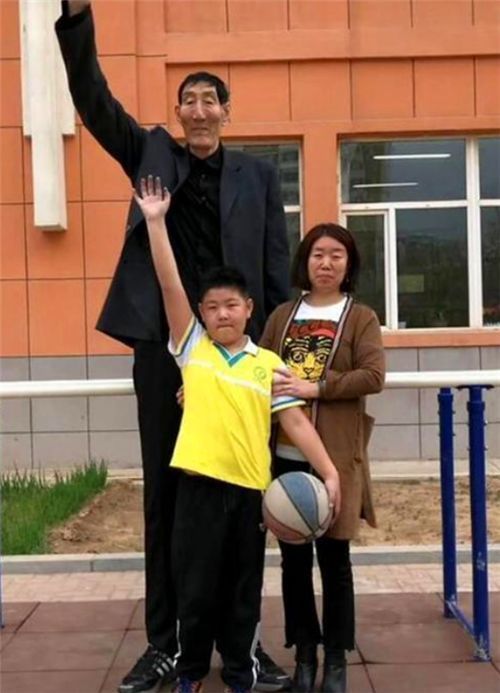篮球队|2米36巨人鲍喜顺,不听医生劝阻执意生下一子,如今儿子怎么样