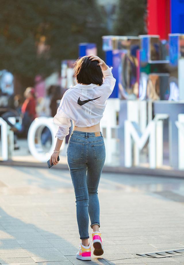 修身牛仔裤,配短款防晒上衣,朦胧美丽又显年轻活力,清新又靓丽